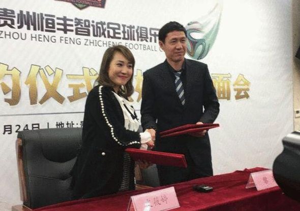 姚笛抵沪穿短裙黑丝秀美腿 眼神警惕快闪离开 2015-11-06 日前，身穿黑色短裙黑丝美腿的姚笛只身抵达上海。